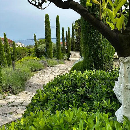 Elegant With Terrace And Lush Garden *