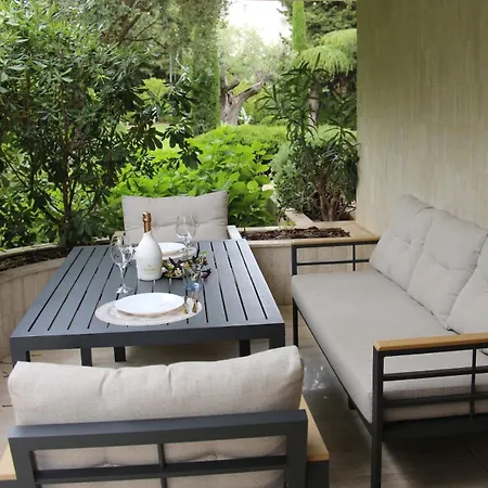 Elegant With Terrace And Lush Garden Apartment