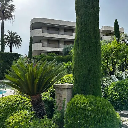 Elegant With Terrace And Lush Garden